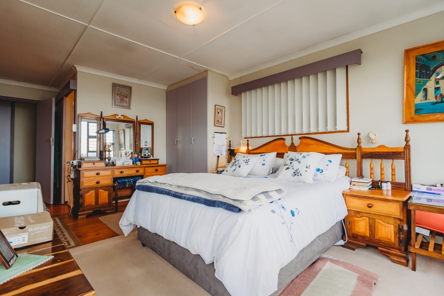 5 Bedroom Property for Sale in Herolds Bay Western Cape